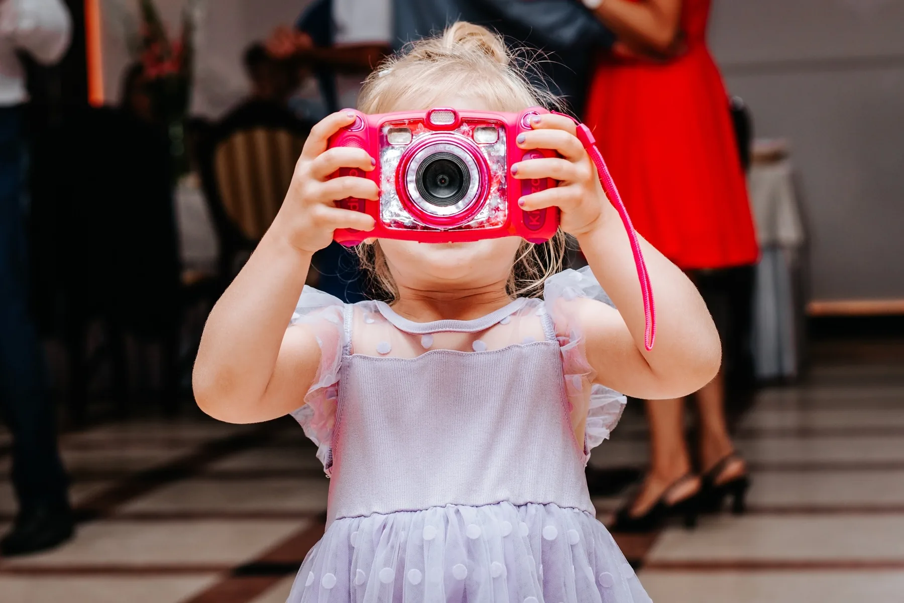 Dziecko fotografujące na weselu